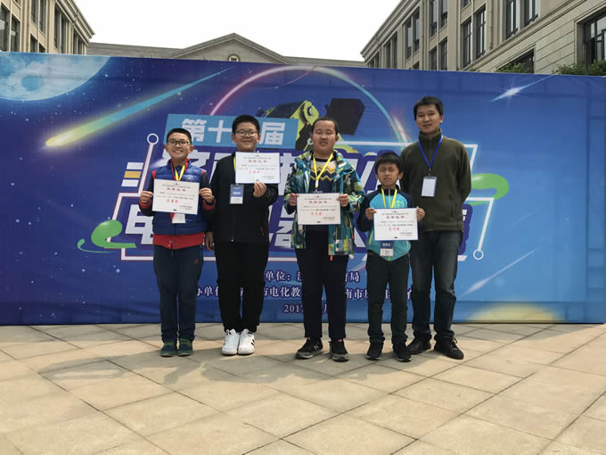 文东小学在济南市中小学电脑机器人比赛活动中喜获佳绩