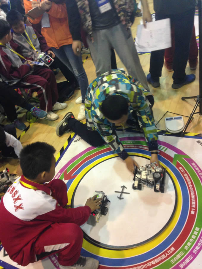 文东小学在济南市中小学电脑机器人比赛活动中喜获佳绩